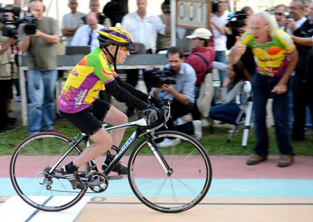 Cụ Marchand chạm đích trong sự cổ vũ của mọi người.