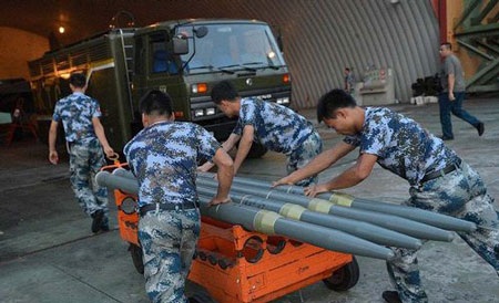 Chiến đấu cơ Trung Quốc diễn tập khai hỏa trên biển - 4 Chiến đấu cơ Trung Quốc tập bắn đạn thật trên biển