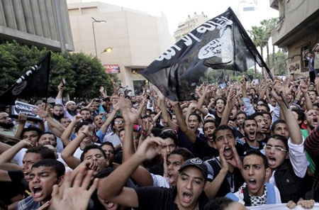 Ai Cập: Người biểu tình hạ và đốt cờ Mỹ ở sứ quán tại Cairo