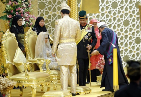 Con gái Quốc vương Brunei kết hôn trong lễ cưới xa hoa - 3 Thủ tướng Thái Lan, Thủ tướng Campuchia và Tổng thống Philippines tham dự buổi lễ.