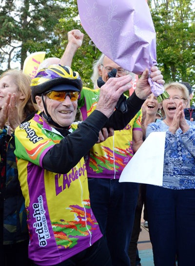 Và được mọi người hò reo chúc mừng.