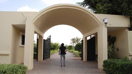 Lãnh sự quán Mỹ tại Libya tan hoang sau vụ tấn công - 19 Lối vào tòa lãnh sự.