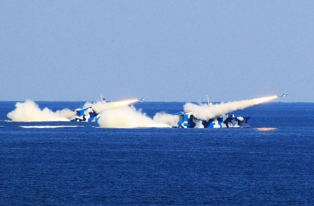 Tàu thuộc Hạm đội Bắc Hải của hải quân Trung Quốc tập bắn đạn thật trên Hoàng Hải ngày 5/9.