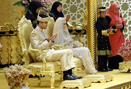 Con gái Quốc vương Brunei kết hôn trong lễ cưới xa hoa - 5 Thủ tướng Thái Lan, Thủ tướng Campuchia và Tổng thống Philippines tham dự buổi lễ.