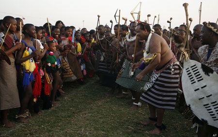 Hàng ngàn trinh nữ ngực trần "khoe sắc" trước nhà Vua - 10 Vua Mswati (thứ hai từ phải sang) nhảy cùng các trinh nữ.