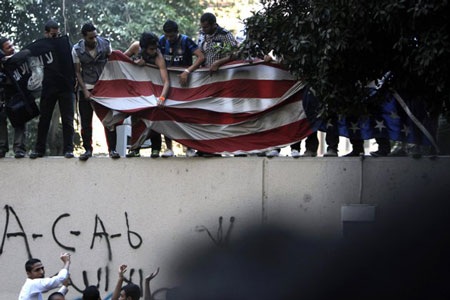 Ai Cập: Người biểu tình hạ và đốt cờ Mỹ ở sứ quán tại Cairo