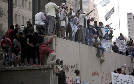 Ai Cập: Người biểu tình hạ và đốt cờ Mỹ ở sứ quán tại Cairo