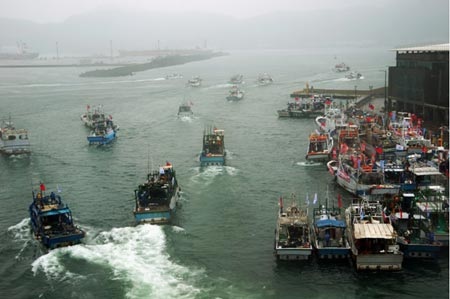 Các tàu cá Đài Loan tiến ra quần đảo mà Đài Loan gọi là Điếu Ngư Đài.