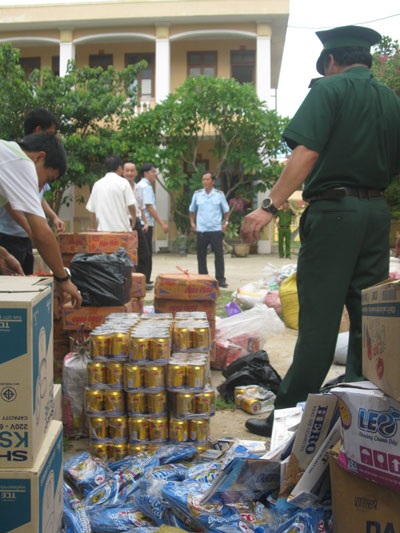 Xe khách bỏ chạy khỏi trạm kiểm soát, tông xe cảnh sát - 2 Chiếc xe khách và số hàng lậu bị phát hiện.