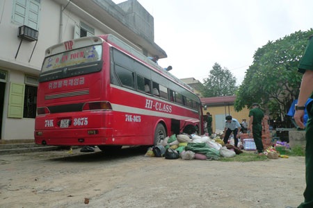 Xe khách bỏ chạy khỏi trạm kiểm soát, tông xe cảnh sát - 1 Chiếc xe khách và số hàng lậu bị phát hiện.