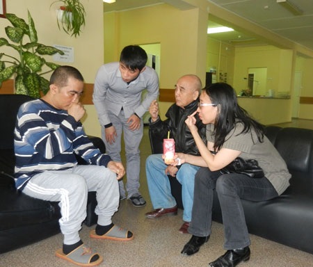 Người trở về từ cõi chết - 1 Lệ đang phải tự khó nhọc tập dượt từng thao tác.