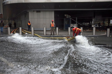 Bơm nước ra khỏi đường tàu điện ngầm ở rìa nam Manhattan, New York.