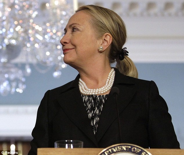Thời trang dây buộc tóc của Ngoại trưởng Mỹ Clinton gây tranh cãi - 1 Thời trang dây buộc tóc của Ngoại trưởng Mỹ Clinton gây tranh cãi