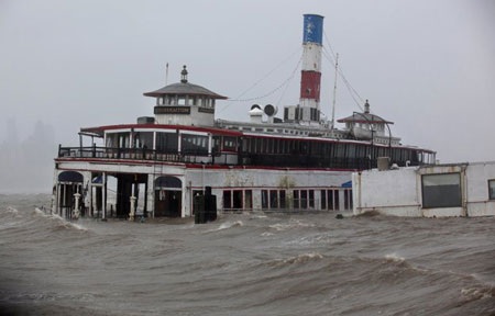 Miền đông nước Mỹ tê liệt vì bão Sandy - 1 Một nhà thuyền trên sông Hudson, New Jerse, bị sóng nước tràn vào khi bão Sandy đổ bộ vào nước Mỹ.