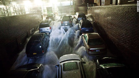 Nước tràn vào bãi đậu xe trong quận tài chính của New York.