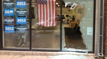 Tấm kính tại văn phòng tranh cử của Obama ở Denver bị vỡ do trúng đạn.