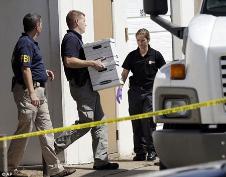 Mỹ bắt 8 người “buôn lậu thiết bị công nghệ cao cho an ninh Nga” - 1 Các thùng tài liệu được đưa đi sau khi FBI lục soát công ty Arc ngày 4/10.