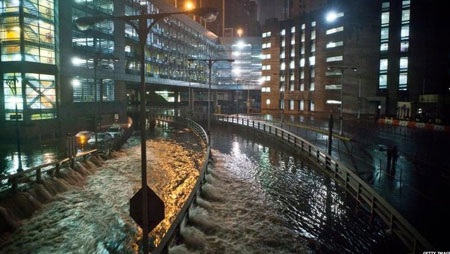 Nước đang tràn vào một đường hầm tại New York.