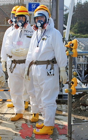 Thủ tướng Noda trong bộ đồ bảo vệ thị sát một lò phản ứng ở Fukushima.