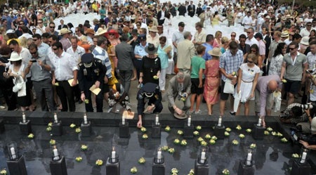 Thắp nến và thả hoa ở nơi được gọi là ground zero của vụ đánh bom khủng bố Bali 10 năm trước.