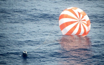 Tàu vũ trụ tư nhân đầu tiên trở về trái đất an toàn - 1 SpaceX trở về mang theo chuyến hàng khác thường.