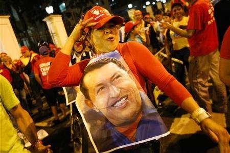 Tổng thống Venezuela Chavez tái thắng cử - 1 Người ủng hộ Tổng thống Chavez ăn mừng chiến thắng tại Caracas.