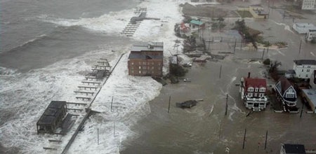 Miền đông nước Mỹ tê liệt vì bão Sandy - 3 Một lượng nước biển khổng lồ tràn vào khu dân