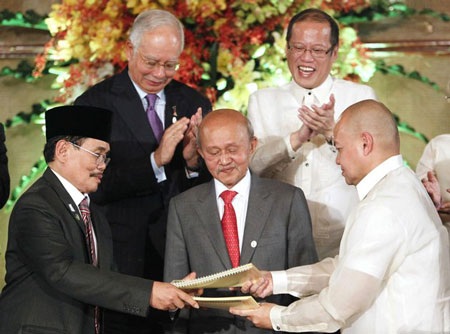 Philippines ký thỏa thuận lịch sử với phe nổi dậy - 1 Philippines ký thỏa thuận lịch sử với phe nổi dậy