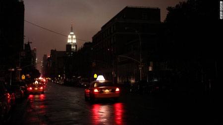 Đường phố New York tối thui do bị cắt điện vào tối ngày thứ hai.