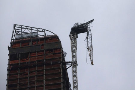 Cần trục tại tòa nhà chọc trời New York sập trong gió bão - 1 Cần trục bị sập một phần lủng lẳng bên cạnh tòa nhà cao tầng ở New York.