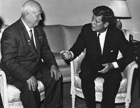 Cuộc khủng hoảng tên lửa Cuba: Khi cả thế giới nín thở - 1 Kennedy (phải) và Khrushchev - hai cái đầu lạnh giải quyết cuộc khủng năm 1962.