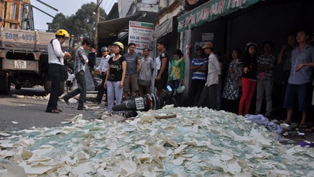 Hàng trăm tấm kính rơi xuống đường đè người dân - 1 Hiện trường vụ tai nạn