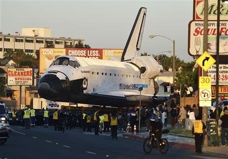 Khi tàu vũ trụ Mỹ “bò” trên phố - 4 Endeavour trên các đại lộ của Los Angles để tới Trung tâm khoa học California.