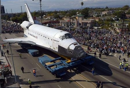 Khi tàu vũ trụ Mỹ “bò” trên phố - 5 Endeavour trên các đại lộ của Los Angles để tới Trung tâm khoa học California.
