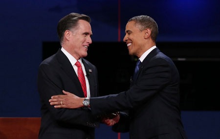 Obama (phải) và Romney bắt tay trước cuộc tranh luận. Hai ông mới gặp nhau 2,3 lần trong quá khứ.