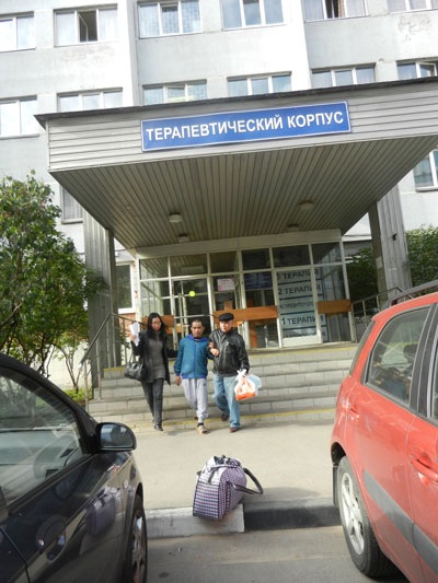 Tình người nơi xa xứ - 2 Dìu Lệ bước rời bệnh viện.