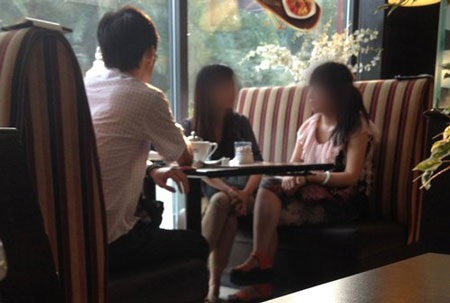 Phóng viên giả là khách hàng nói chuyện với người buôn trứng.