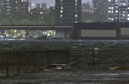 Miền đông nước Mỹ tê liệt vì bão Sandy - 8 Một chiếc xe bị ngập sâu trong nước tại Brooklyn, New York.