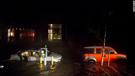 Xe bị ngập ủm trong quận tài chính New York.