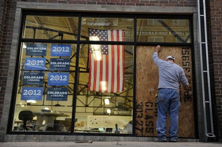 Tấm kính bị vỡ sau đó đã được thay.