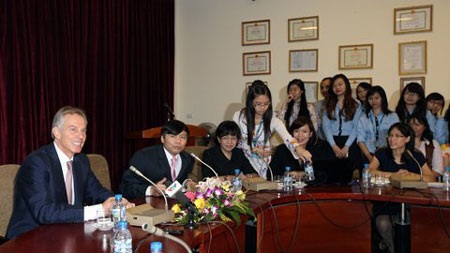 Tony Blair “truyền” kinh nghiệm cho SV ngoại giao Hà Nội - 1 Cựu Thủ tướng Anh Tony Blair trò chuyện với sinh viên Học viện Ngoại giao
