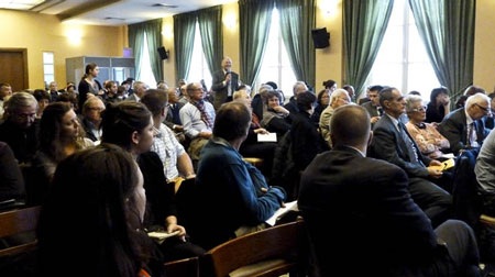 Cử tọa sôi nổi đặt câu hỏi tại hội thảo - Ảnh: V.T.D.