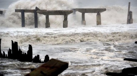 Miền đông nước Mỹ tê liệt vì bão Sandy - 5 Nước biển tràn vào khắp Atlantic City, New Jersey.