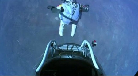 Cú nhảy vượt tốc độ âm thanh mở hi vọng cho các du hành gia - 1 Felix Baumgartner nhảy dù từ độ cao hơn 39km.