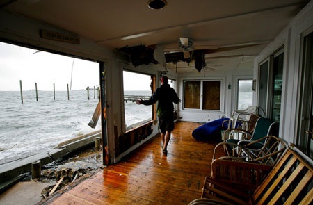 Tại Connecticut, 3 người chết, hơn 650.000 sống trong cảnh người mất điện.