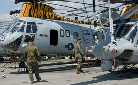 Philippines-Mỹ bắt đầu tập trận đổ bộ ở Vịnh Subic - 2 Trực thăng trên tàu USS Bonhomme Richard của Mỹ tại Vịnh Subic, Philippines, ngày 8/10.
