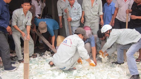 Hàng trăm tấm kính rơi xuống đường đè người dân - 2 Hiện trường vụ tai nạn