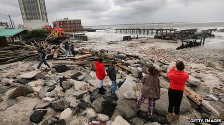 Mỹ: Hơn 40 người chết vì bão Sandy - 3 Con đường ven biển nối tiếng của Atlantic City đã bị phá hủy.