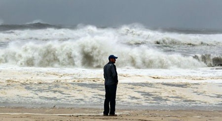 Miền đông nước Mỹ tê liệt vì bão Sandy - 12 Sóng dâng cao ở bờ biển Southampton, New York.