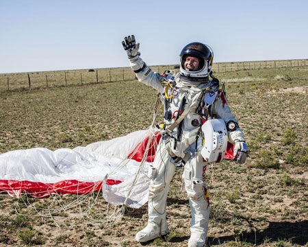 Cú nhảy vượt tốc độ âm thanh mở hi vọng cho các du hành gia - 2 Felix Baumgartner sau khi tiếp đất.